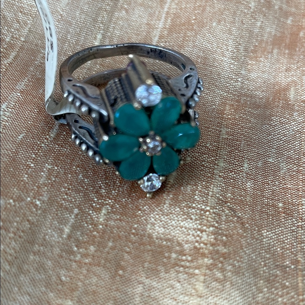 Elegant Silver and Green Floral Ring